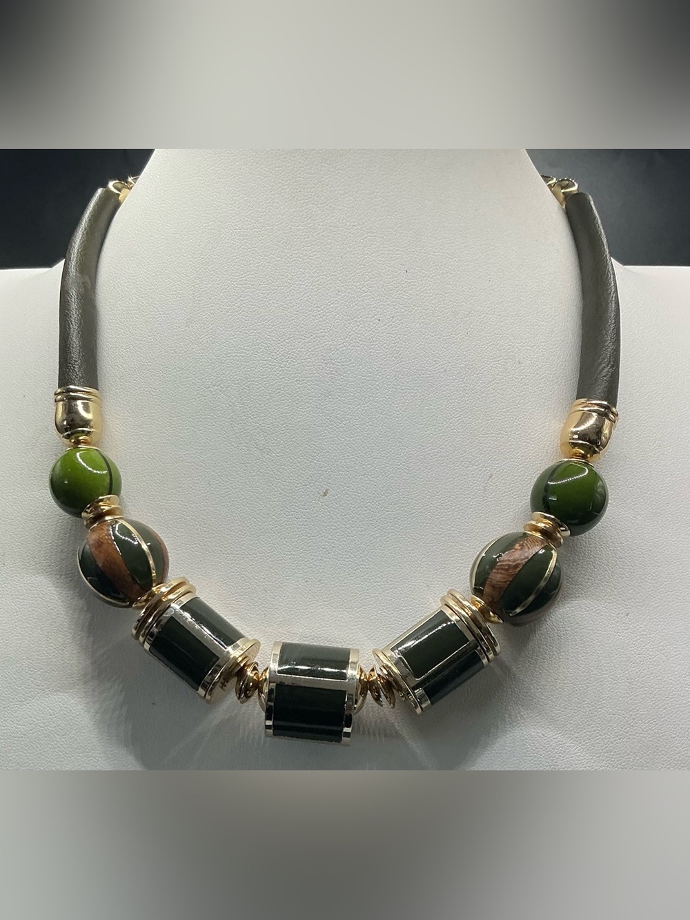 CHRISTOPHER & BANKS GOLDTONE CHUNKY GREEN BEAD FAUX LEATHER NECKLACE NWT